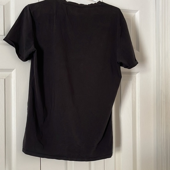 Guess T-shirt Size M❤️‍🔥❤️‍🔥 - Picture 4 of 5